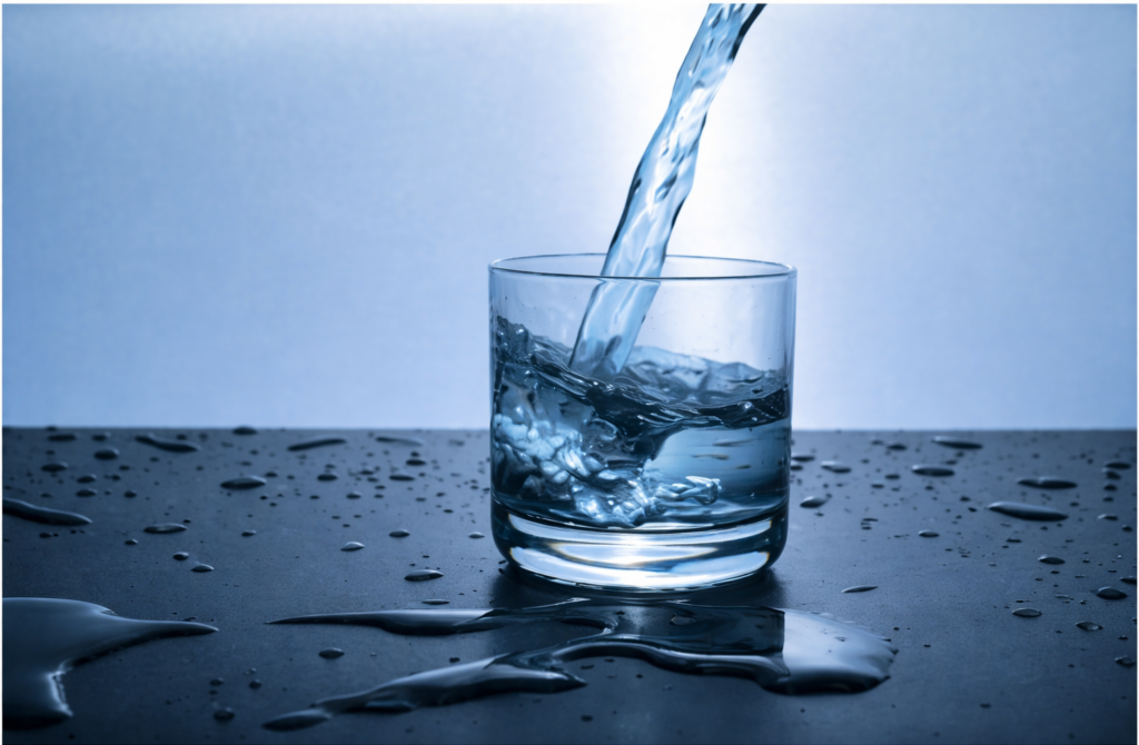 Bild på ett vattenglas som fylls med vatten